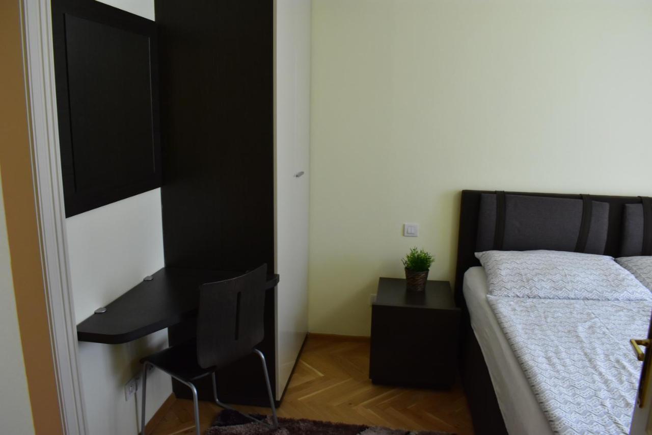 Apartment Vikroria - Halkova 5 Прага Экстерьер фото