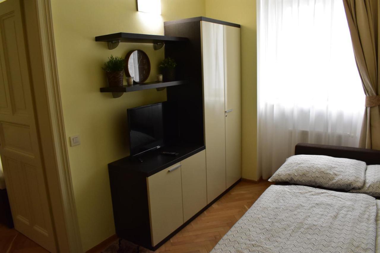 Apartment Vikroria - Halkova 5 Прага Экстерьер фото