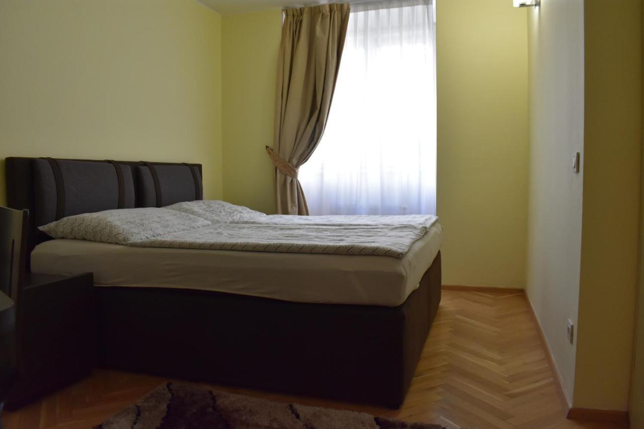 Apartment Vikroria - Halkova 5 Прага Экстерьер фото